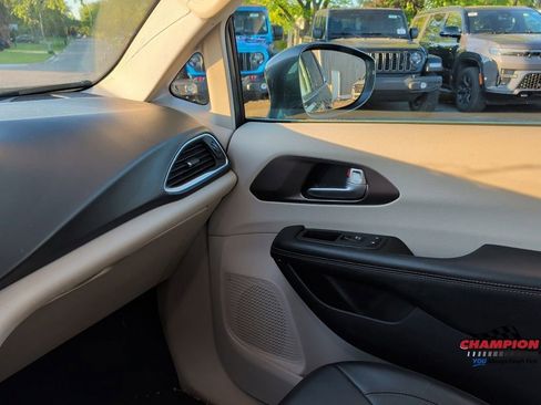 Used 2018 Chrysler Pacifica Touring-L Plus w/ Advanced Safetytec Group FWD image 19