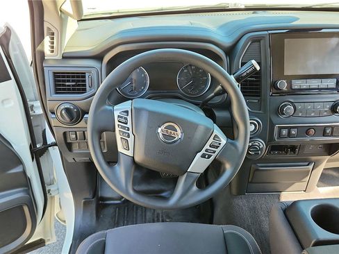Used 2022 Nissan Titan SV AWD/4WD image 16