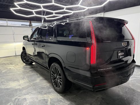 Used 2025 Cadillac Escalade ESV Sport Platinum image 3