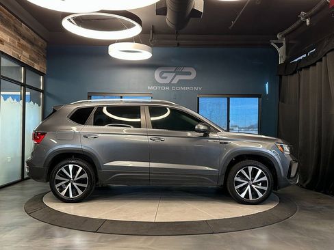 Used 2024 Volkswagen Taos SE w/ MDO Package FWD image 2