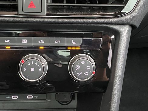 Used 2023 Volkswagen Taos SE w/ Panoramic Sunroof Package image 24