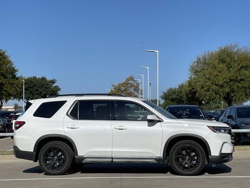 Used 2025 Honda Pilot Touring image 3
