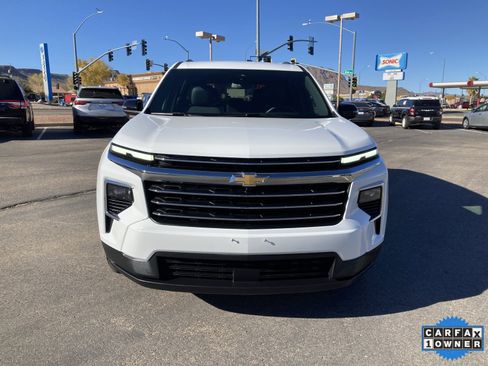 Used 2025 Chevrolet Traverse LT image 2