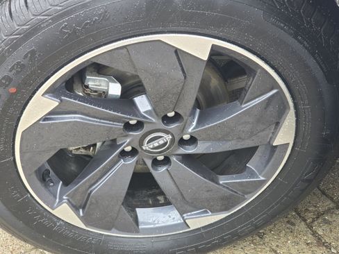 Used 2024 Nissan Rogue SV w/ SV Premium Package image 34