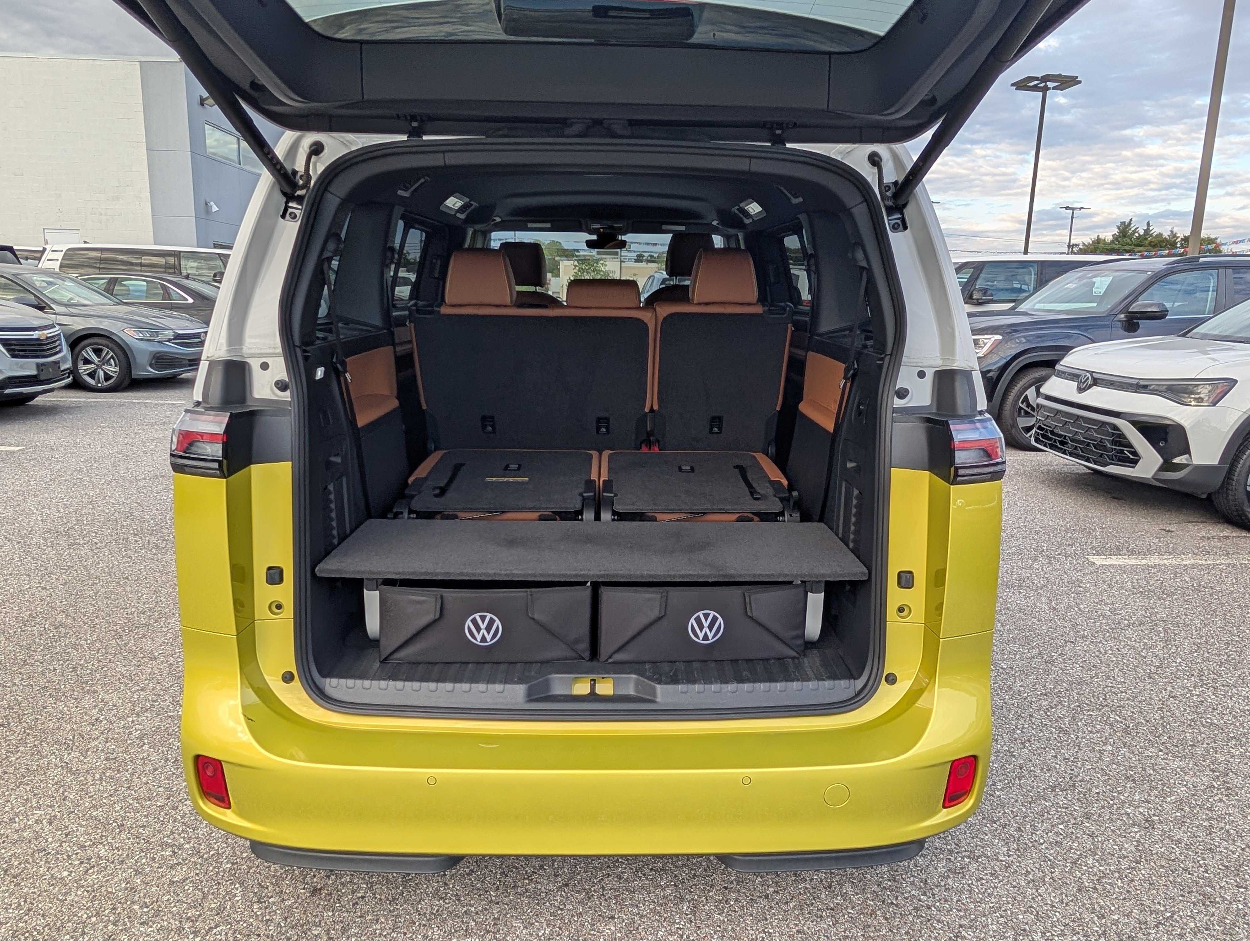 Used 2025 Volkswagen ID. Buzz Pro S Plus RWD image 14