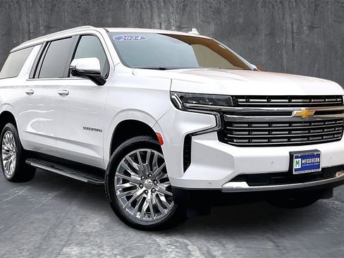 Used 2024 Chevrolet Suburban Premier image 3