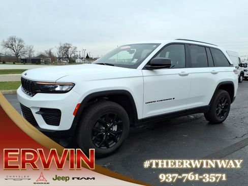 Certified 2024 Jeep Grand Cherokee Altitude image 3