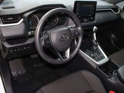 Used 2022 Toyota RAV4 SE w/ Convenience Package image 4