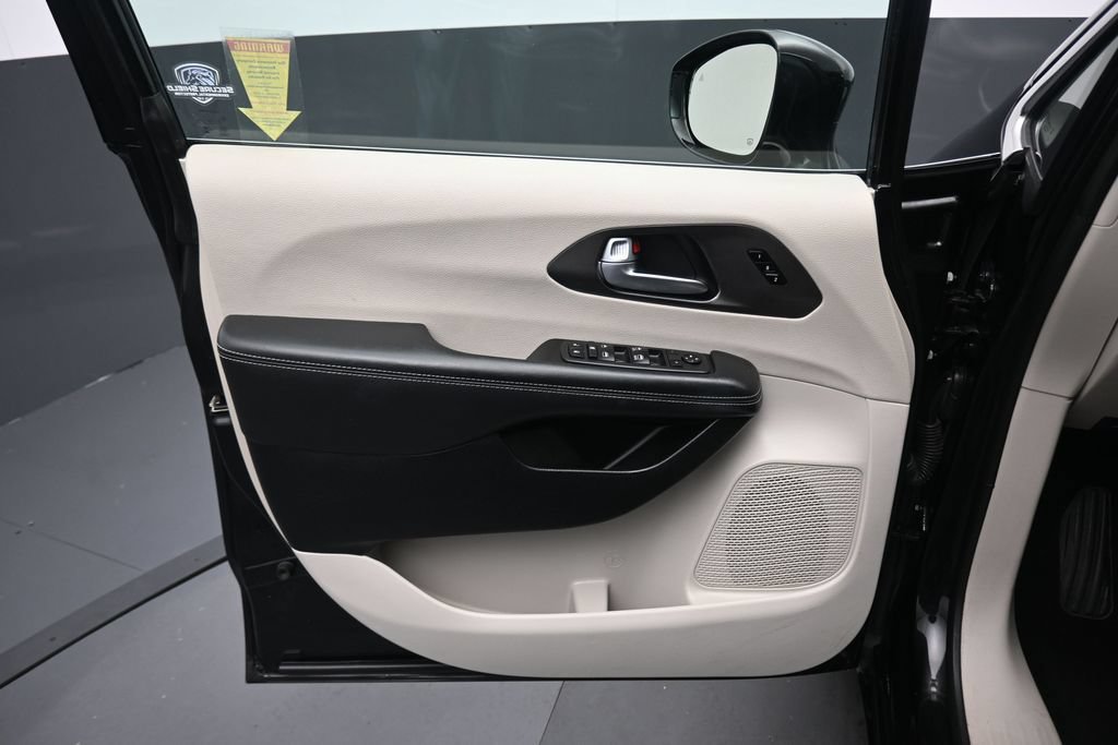 Used 2024 Chrysler Pacifica Touring-L FWD image 9