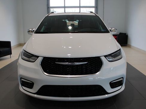 Used 2024 Chrysler Pacifica Pinnacle image 13