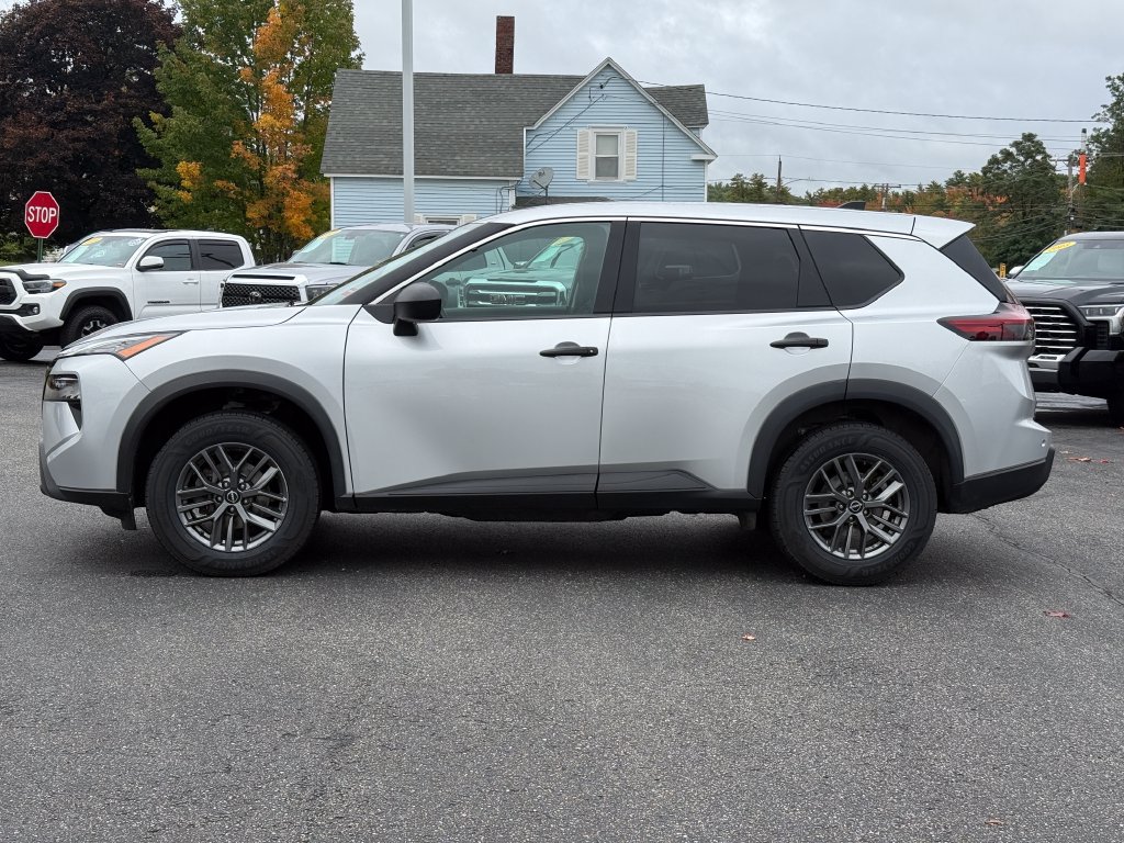 Used 2025 Nissan Rogue S AWD/4WD image 2
