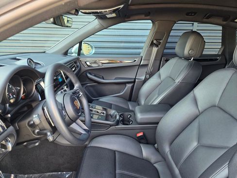 Certified 2025 Porsche Macan AWD/4WD image 26