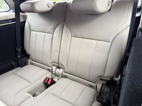 Used 2018 Land Rover Discovery HSE image 18