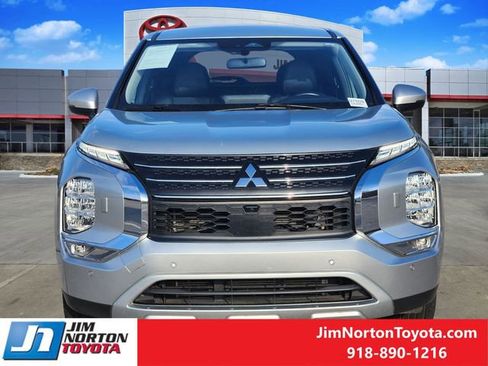 Used 2024 Mitsubishi Outlander SE image 2