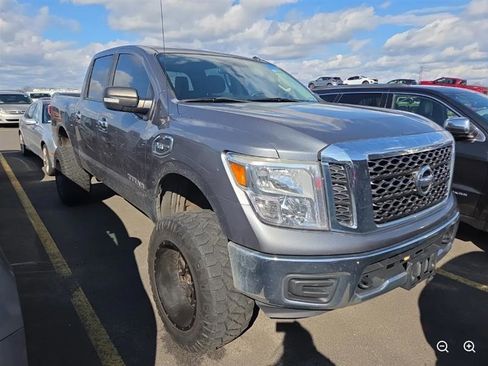 Used 2017 Nissan Titan SV image 1