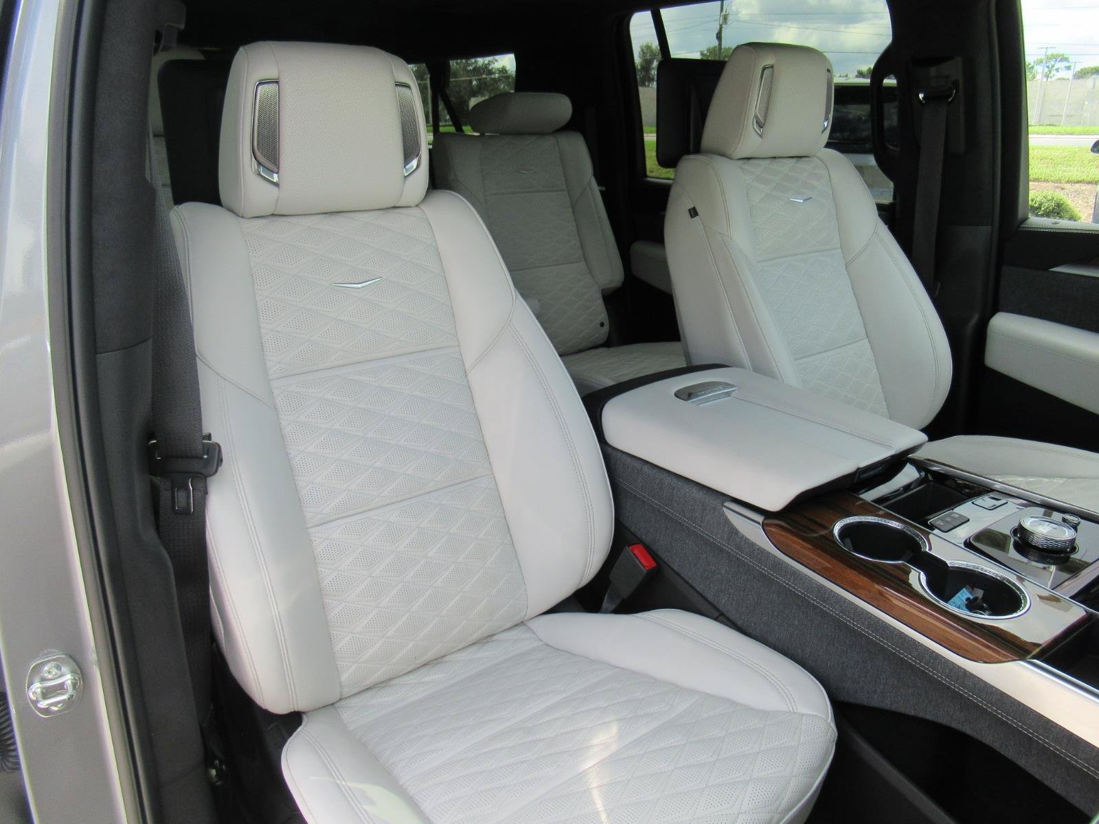 Certified 2026 Cadillac Escalade ESV Platinum Sport w/ LPO, ONYX Package AWD/4WD image 10