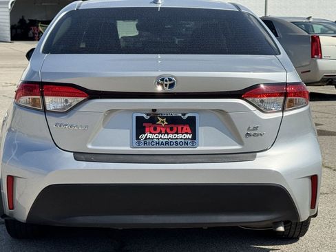 Used 2025 Toyota Corolla LE FWD image 5