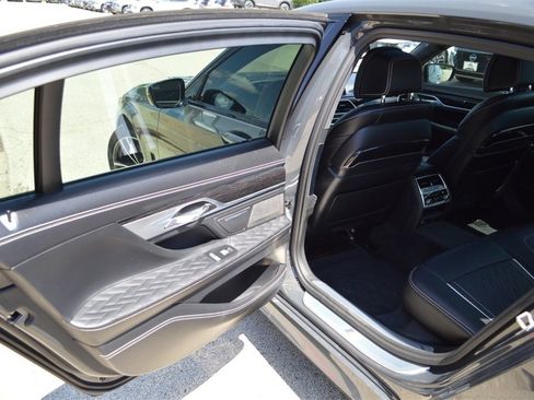 Used 2021 BMW 750i xDrive w/ M Sport Package image 32