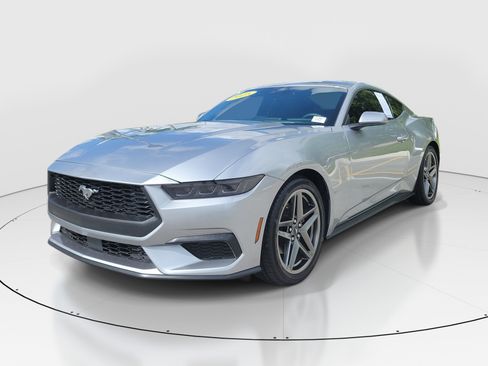 Used 2025 Ford Mustang Coupe RWD image 3