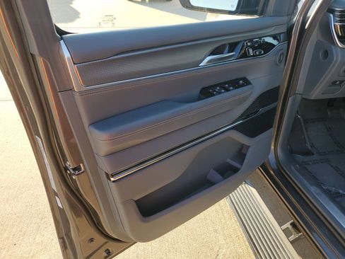 Used 2023 Jeep Grand Wagoneer Series III w/ Quick Order Packagew 28T image 30