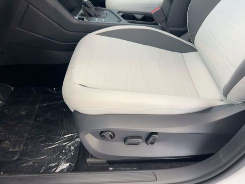 New 2026 Volkswagen Taos SE image 14