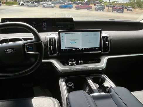 Used 2025 Ford Expedition Max Platinum AWD/4WD image 26