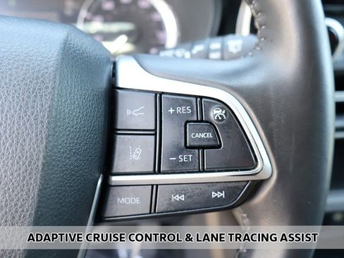 Used 2024 Toyota Highlander LE FWD image 3