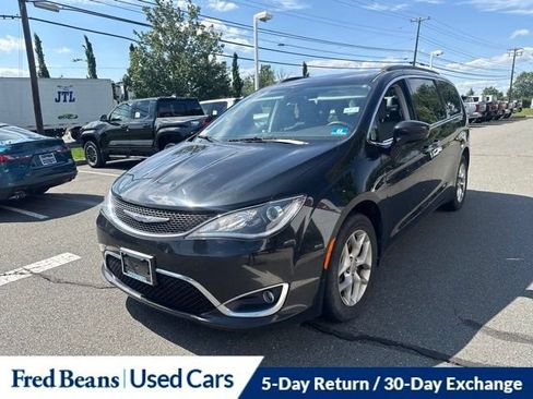 Used 2020 Chrysler Pacifica Touring w/ Tire & Wheel Group FWD image 17