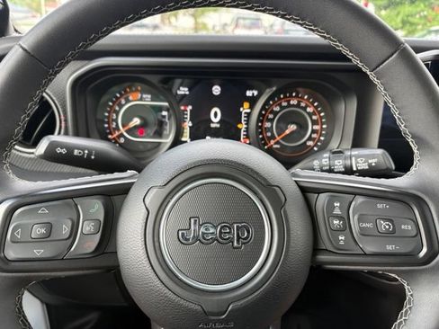 Used 2025 Jeep Wrangler Unlimited Rubicon AWD/4WD image 18