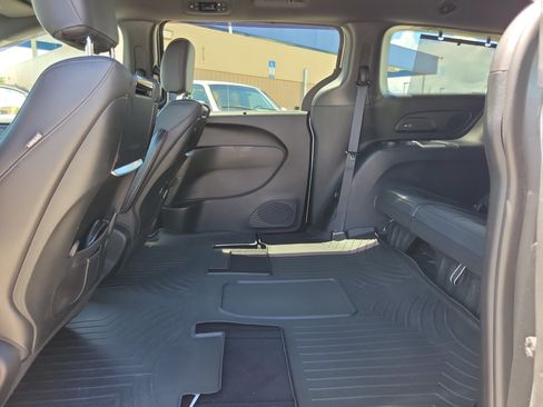 Used 2019 Chrysler Pacifica Touring-L Plus w/ Advanced Safetytec Group FWD image 8