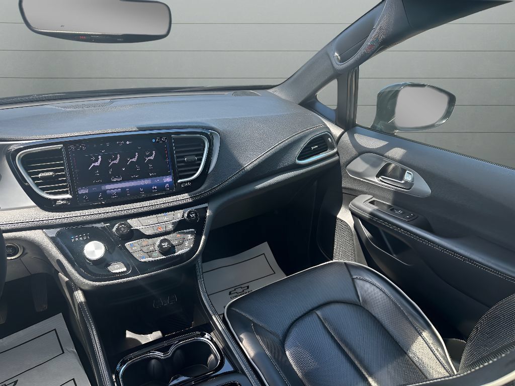 Used 2025 Chrysler Pacifica Limited FWD image 20