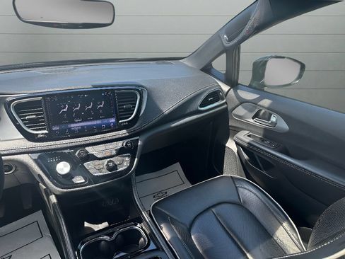 Used 2025 Chrysler Pacifica Limited FWD image 20