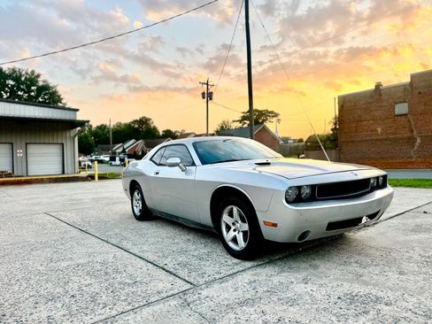 Used 2010 Dodge Challenger SE RWD image 3