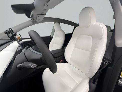 Used 2024 Tesla Model Y Long Range RWD image 11