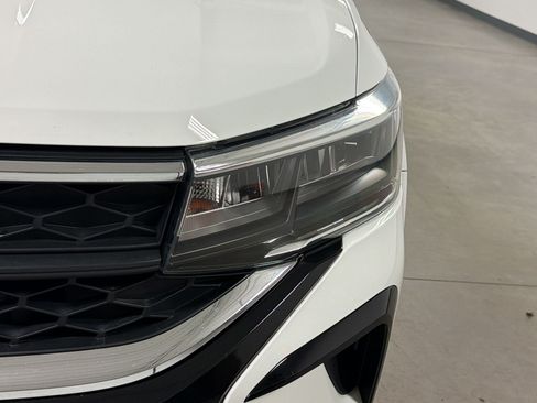 Used 2023 Volkswagen Taos SE w/ Panoramic Sunroof Package FWD image 11