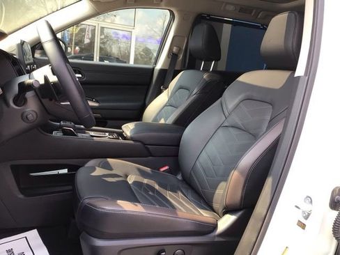 Used 2024 Nissan Pathfinder Platinum image 9