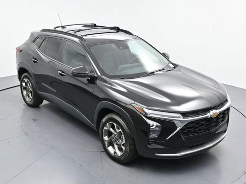 Used 2024 Chevrolet Trax LT w/ Sunroof Package FWD image 37