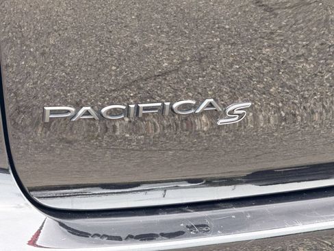 Used 2025 Chrysler Pacifica Limited FWD image 10