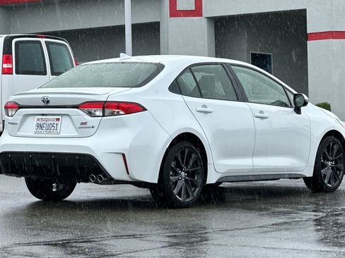 Used 2024 Toyota Corolla SE w/ Convenience Package FWD image 2