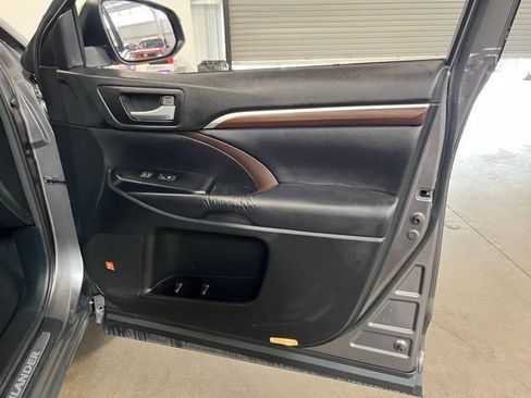Used 2015 Toyota Highlander Limited image 12