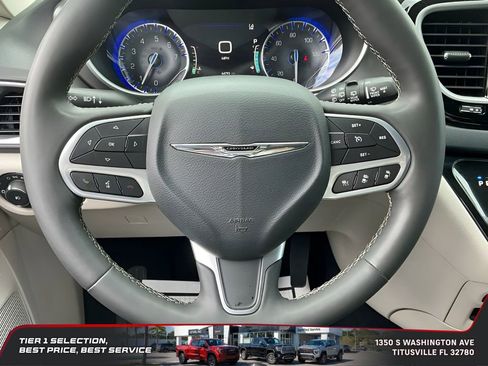 Used 2023 Chrysler Pacifica Touring-L FWD image 30