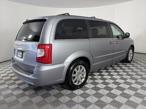 Used 2015 Chrysler Town & Country Touring image 7