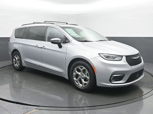 Used 2023 Chrysler Pacifica Limited FWD image 7