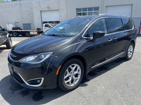Used 2018 Chrysler Pacifica Touring-L Plus w/ Tire & Wheel Group FWD image 23