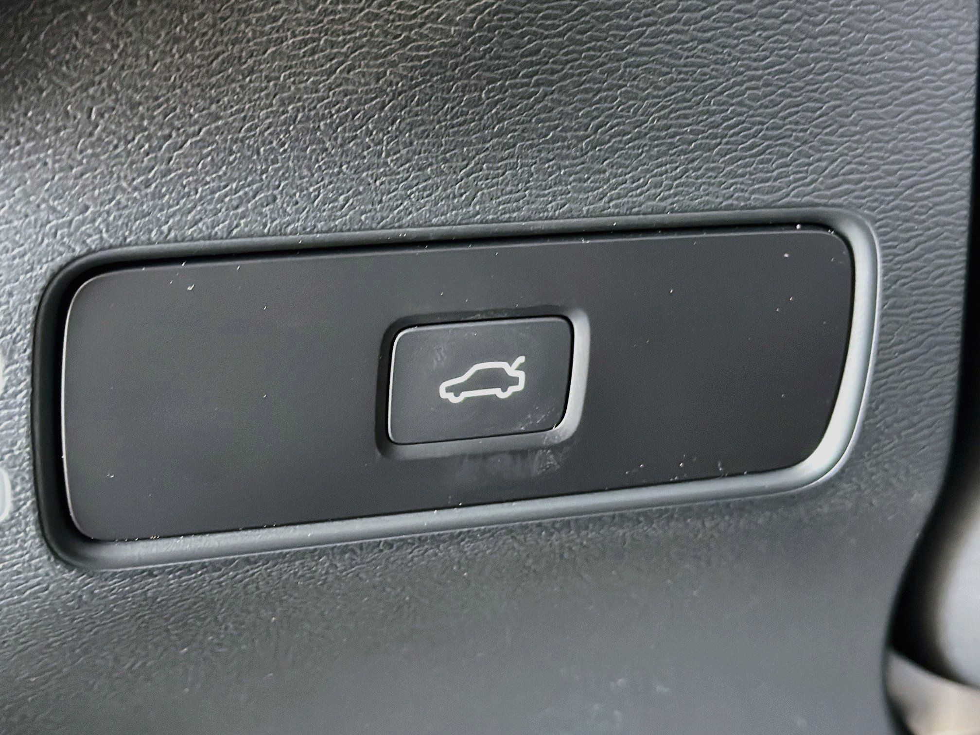 Used 2025 Volvo XC40 B5 Plus AWD/4WD image 16