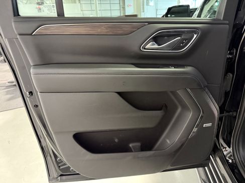 Used 2022 Chevrolet Suburban LT w/ Luxury Package image 18