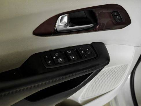 Used 2020 Chrysler Pacifica Limited w/ Advanced Safetytec Group FWD image 38
