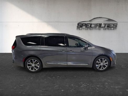 Used 2017 Chrysler Pacifica Limited w/ UConnect Theater Package FWD image 11