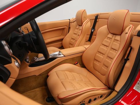 Used 2010 Ferrari California RWD image 3