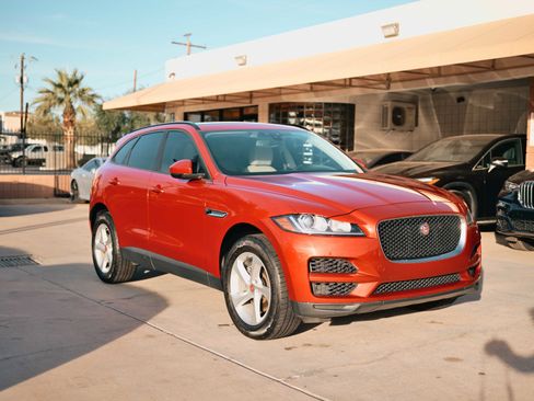 Used 2018 Jaguar F-PACE Premium image 3